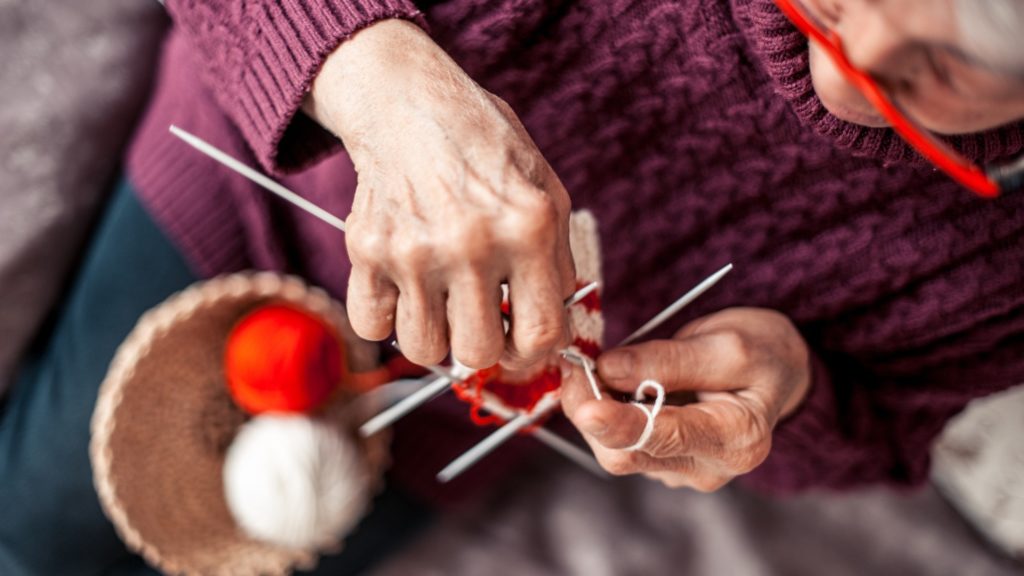 Idős asszony horgol