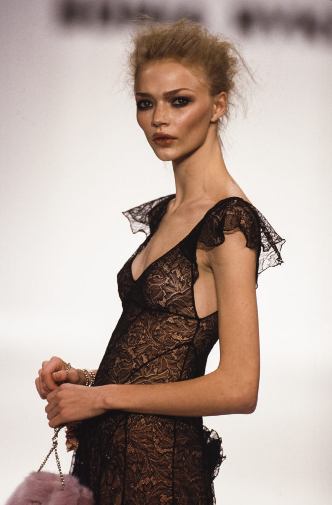 Jodie Kidd au défilé Sonia Rykiel, Prêt-à-Porter, Collection Printemps-été 1997 à Paris en octobre 1996, France. (Photo by PAT/ARNAL/Gamma-Rapho via Getty Images)