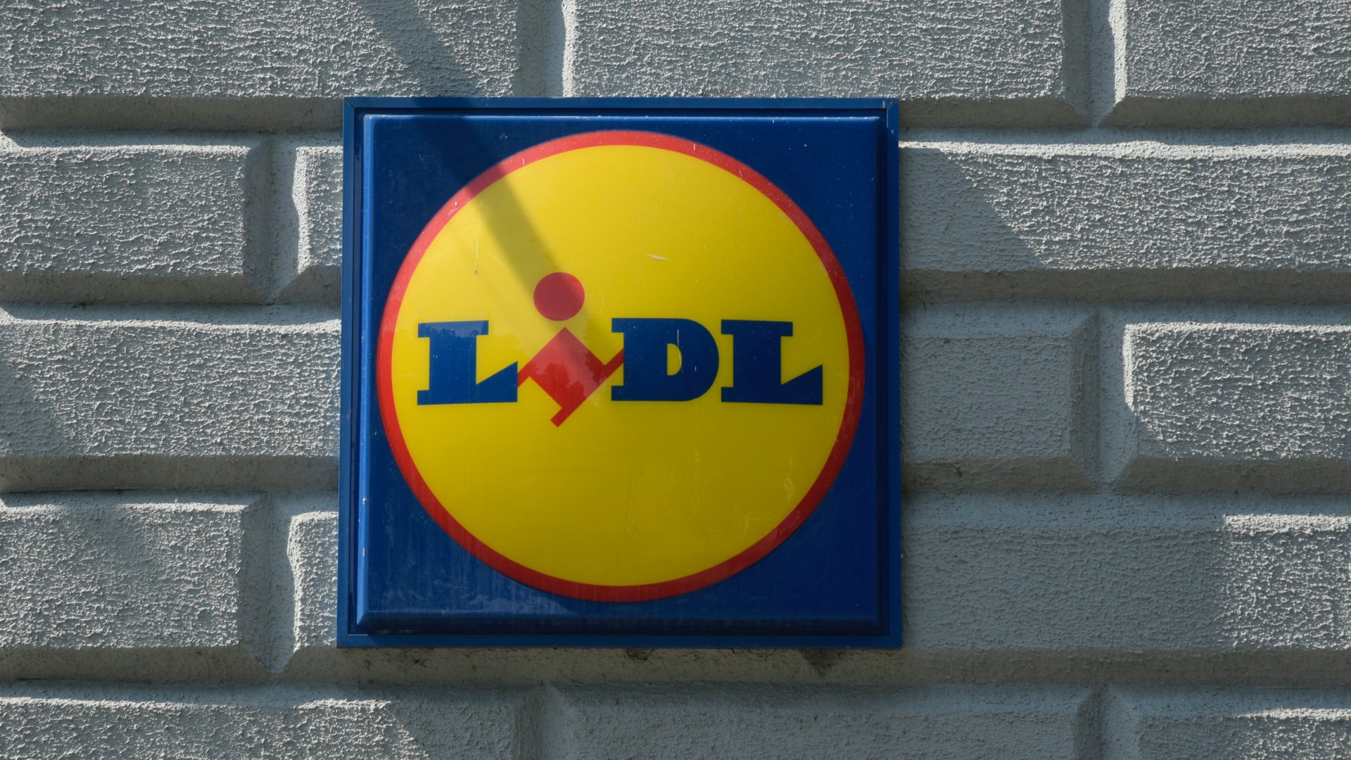 Lidl logo a 100 éves, felújított bérpalota falán, a Király utca és a Lövölde tér sarkán