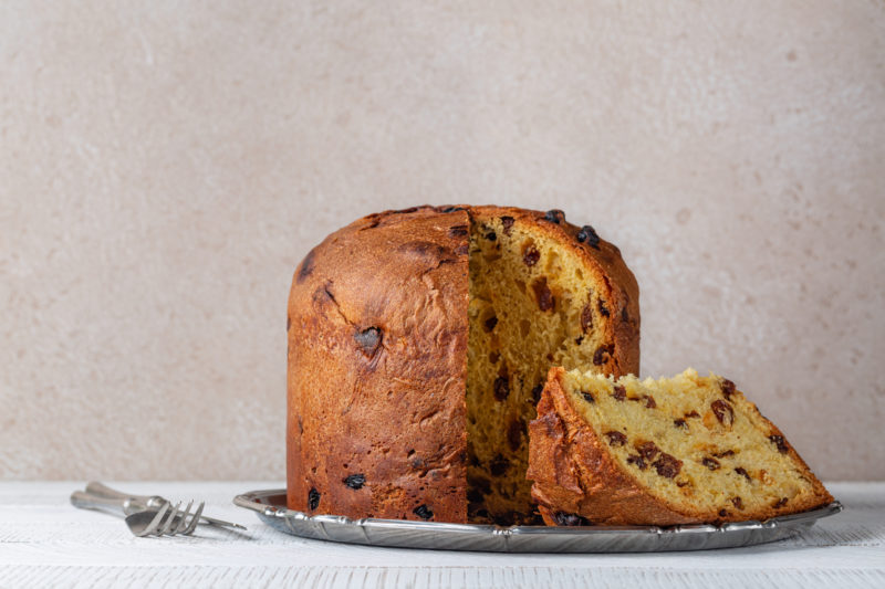 Egész gyümölcsös panettone felvágva