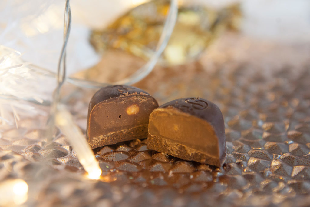 Piros mogyorós gluténmentes étcsokoládé praliné 