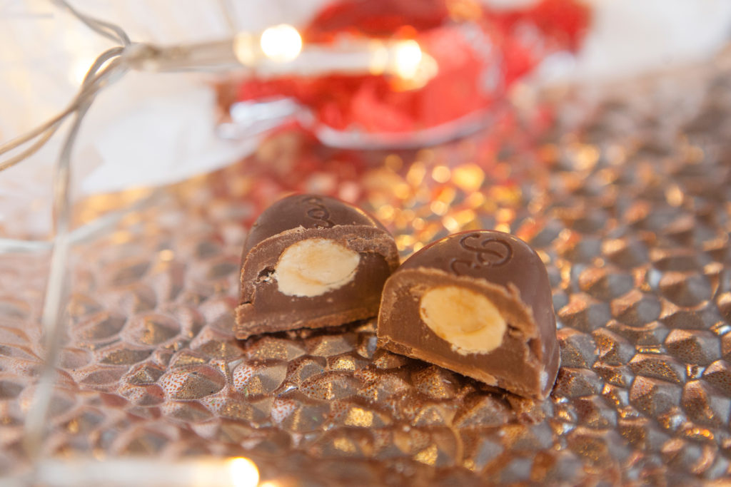 Piros mogyorós gluténmentes tejcsokoládé praliné