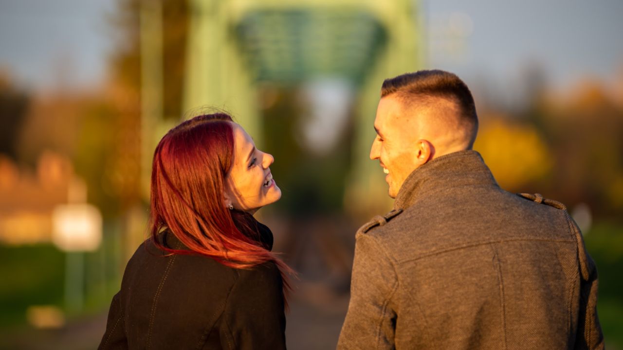 Férfi és nő egymásra nevet