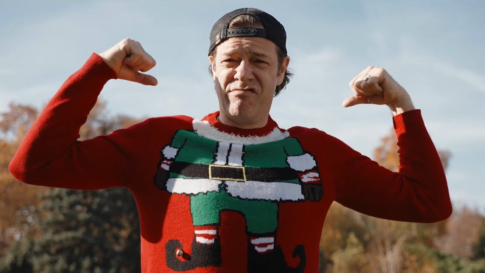 Till Attila ronda karácsonyi pulcsiban flexel.