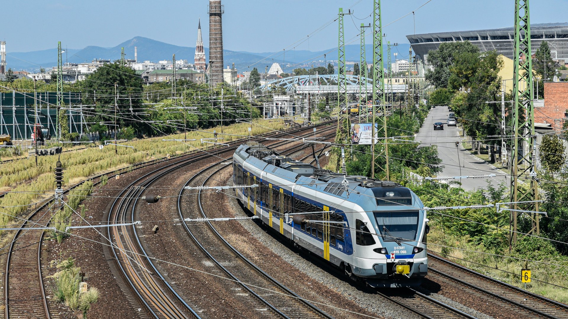 A MÁV-Start Zrt. egyik korszerû, villanymotorral hajtott, energiatakarékos, környezetkímélõ Stadler FLIRT vonatszerelvénye halad a Keleti pályaudvarról induló vasúti fõvonal egyik vágányán az Asztalos Sándor utca mellett