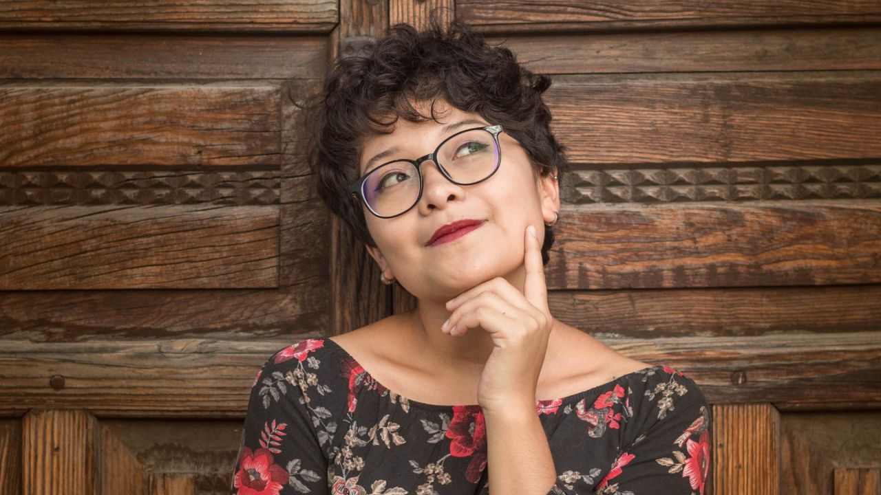 Szemüveges női portré