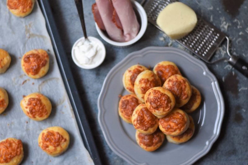 Sajtos-tejfölös-sonkás pogácsa / Fotó: Nosalty Ételfotó