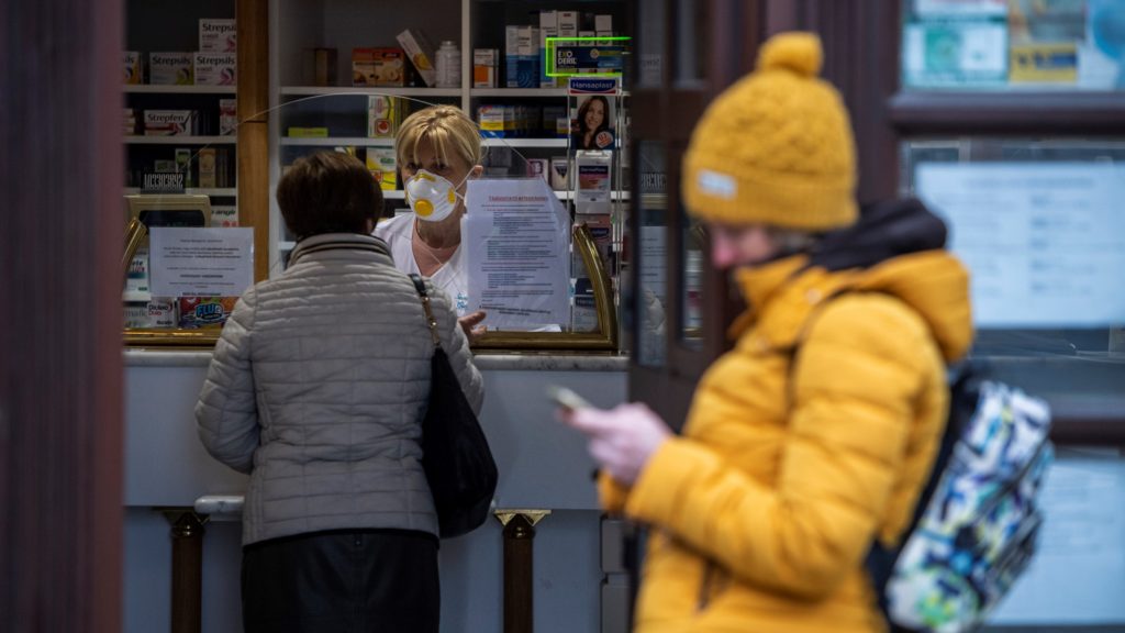 Sorban állók egy budapesti gyógyszertárnál. 