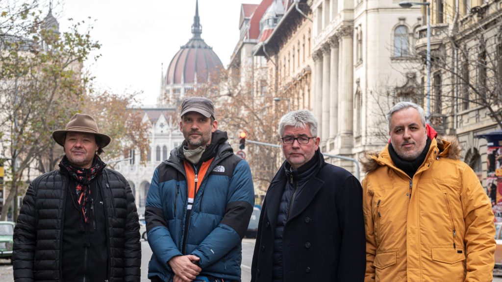 Nagy András operatőr, Tősér Ádám rendező, Lajos Tamás producer és Köbli Norbert forgatókönyvíró az 1990-es taxisblokád történéseit felelevenítő Blokád című film forgatásán a belvárosi Alkotmány utcában 2021. november 27-én.