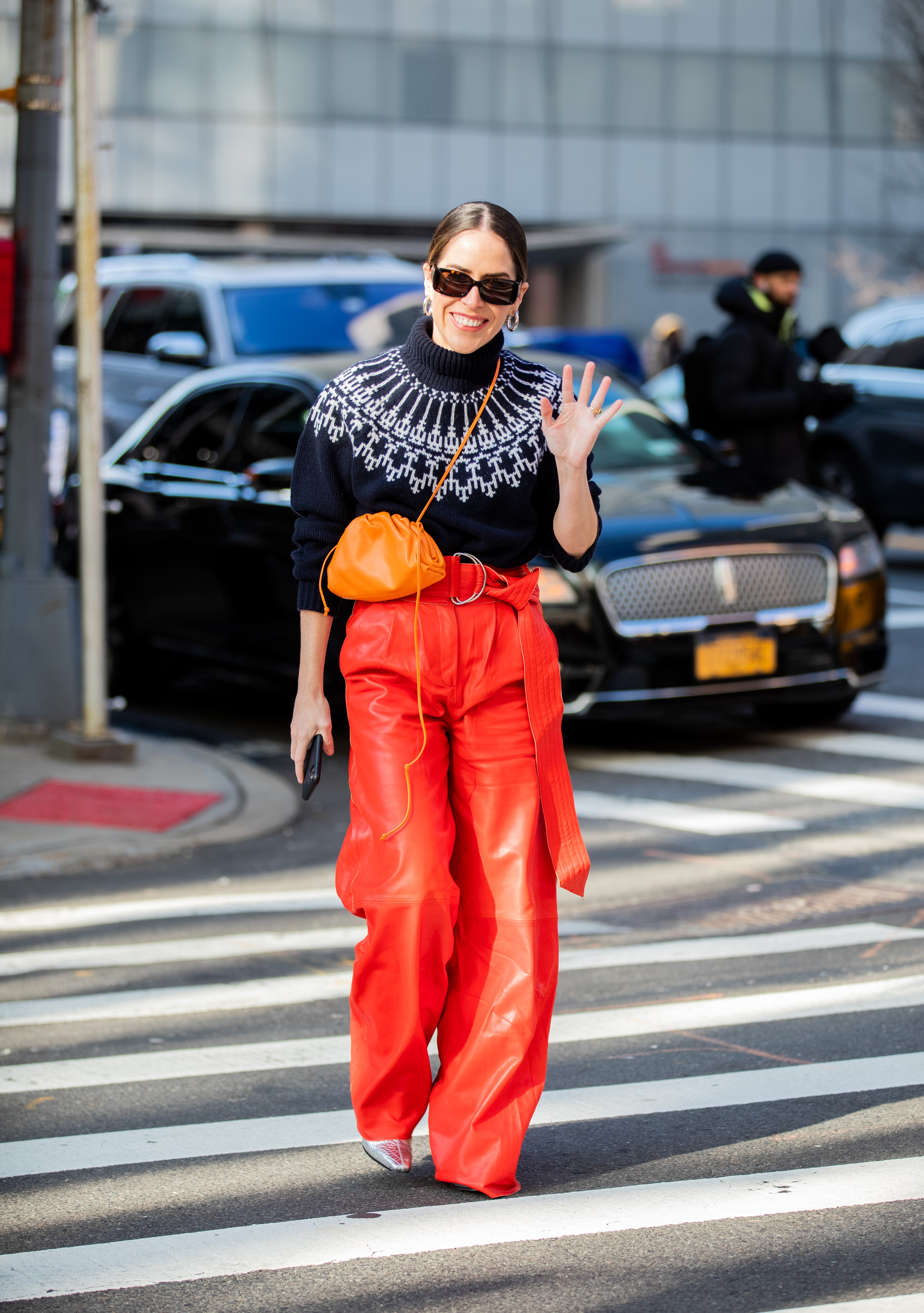 street style szett bűr nadrággal és norvég mintás pulóverrel