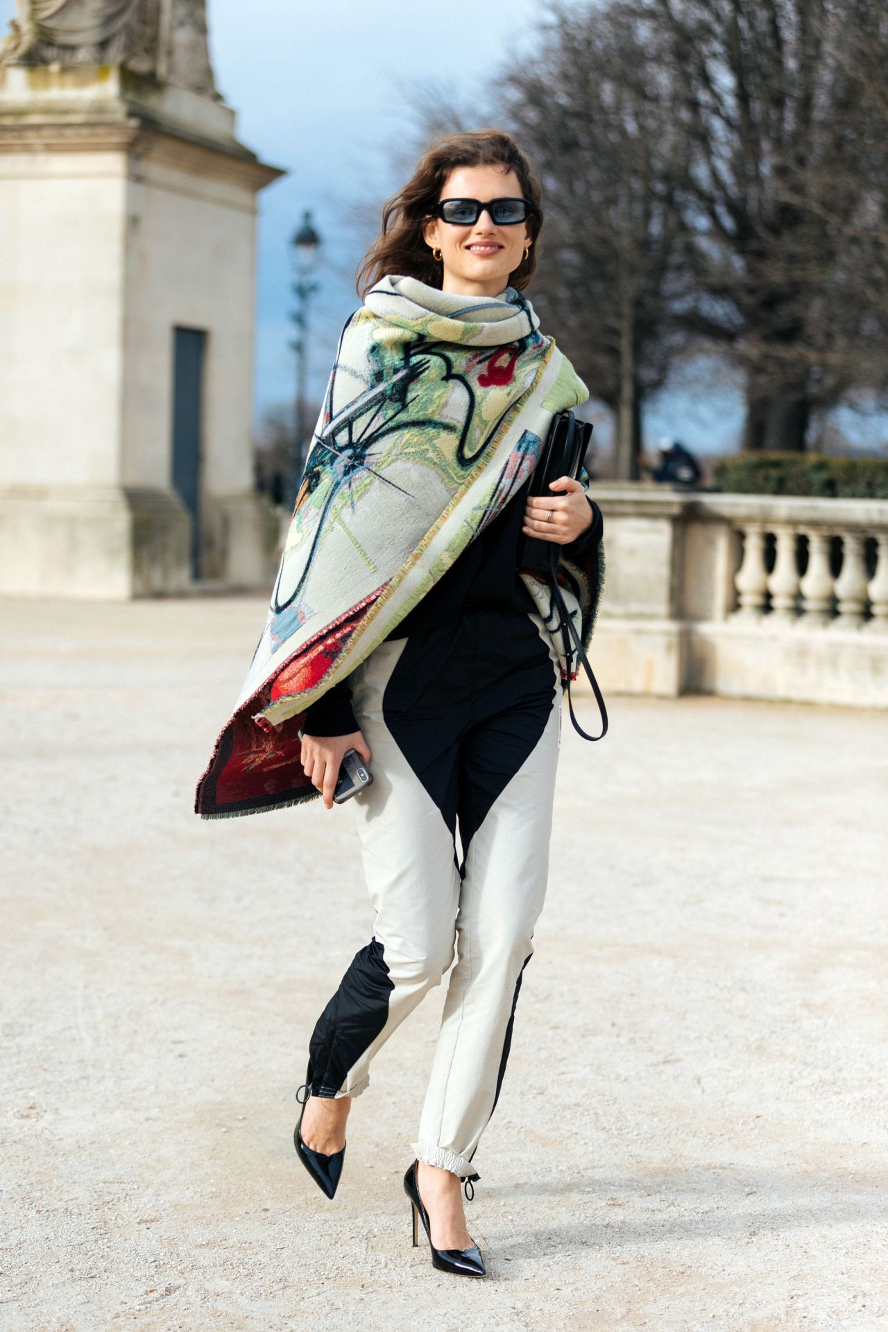 Street style óriás négyzetes sállal