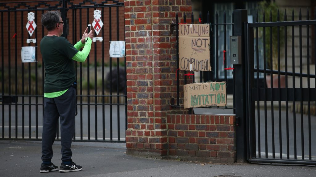 Egy londoni iskola diákjai tiltakoznak a szexuális zaklatás ellen. 