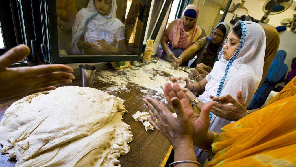 Képünk illusztráció - szikh közösség női tagjai főznek közösen egy olasz kisvárosban (Fotó: Giovanni Mereghetti/UCG/Universal Images Group via Getty Images)