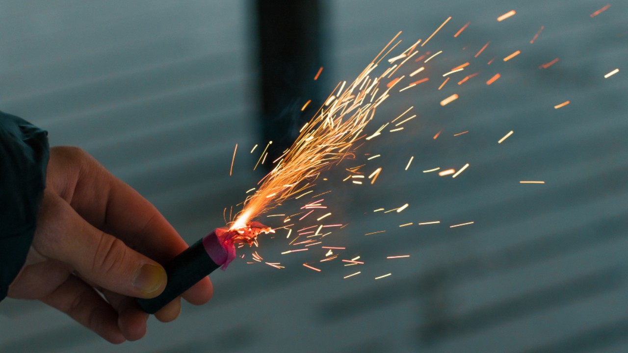 Petárdát tartó kéz.