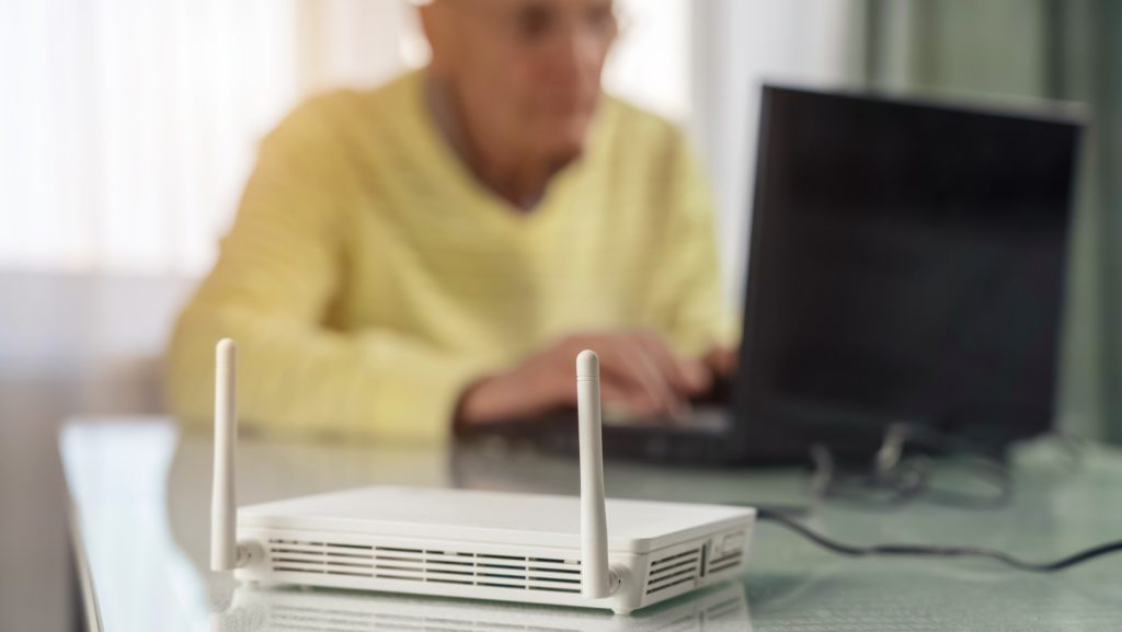 Idős férfi laptoppal