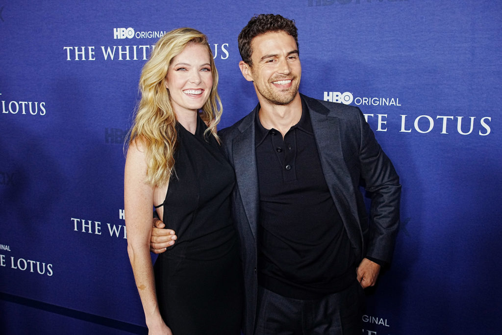 Meghann Fahy és Theo James a Fehér Lótusz második évadának Los Angeles-i bemutatóján (Fotó: Jeff Kravitz/FilmMagic for HBO)