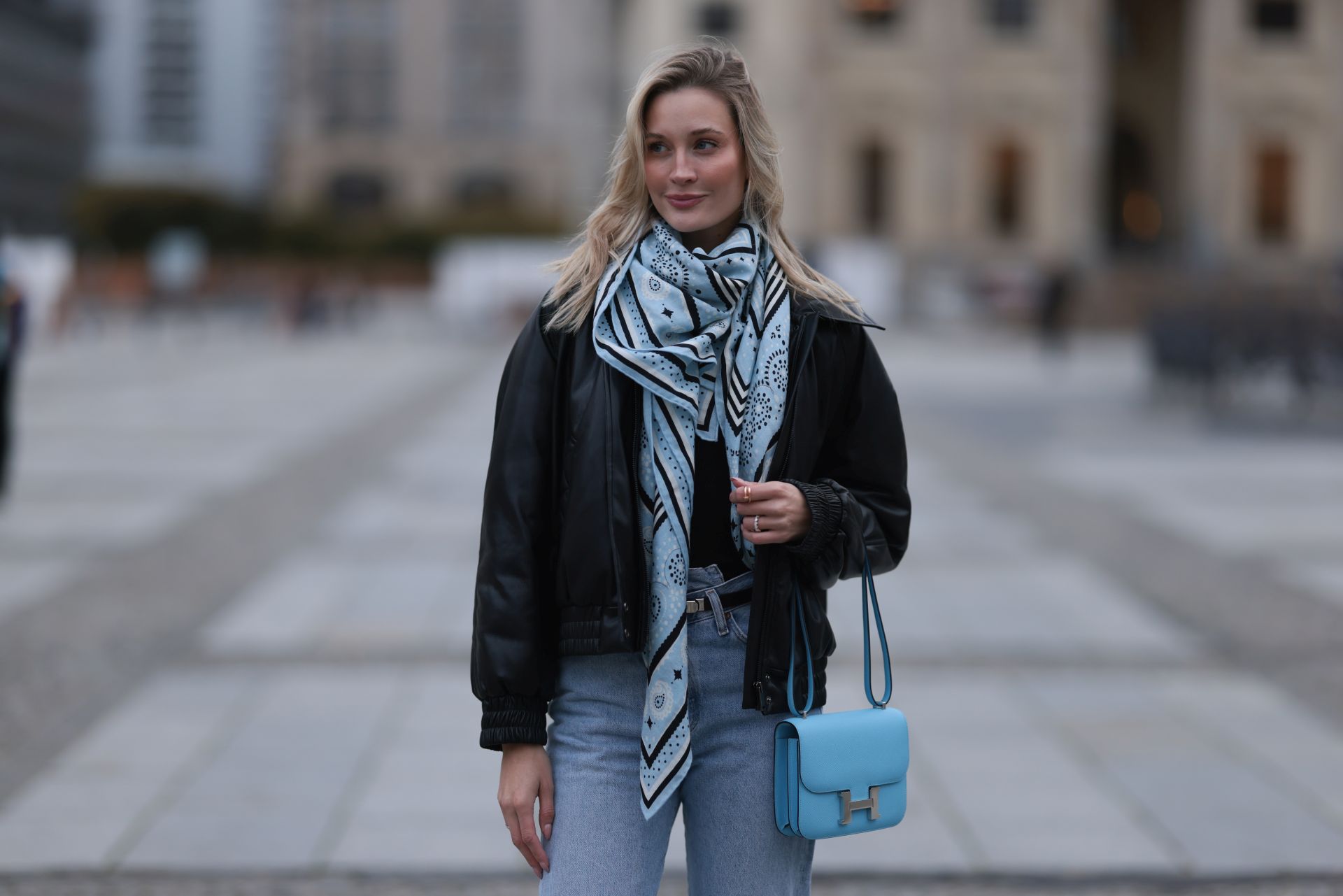 Street style szett mintás sállal