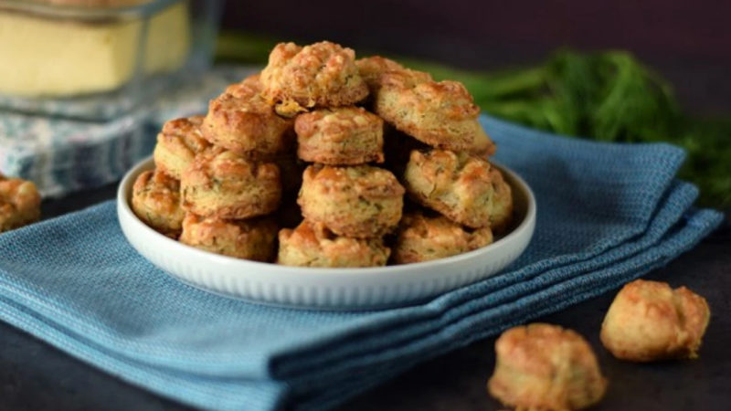 Kapros kéksajtos pogácsa