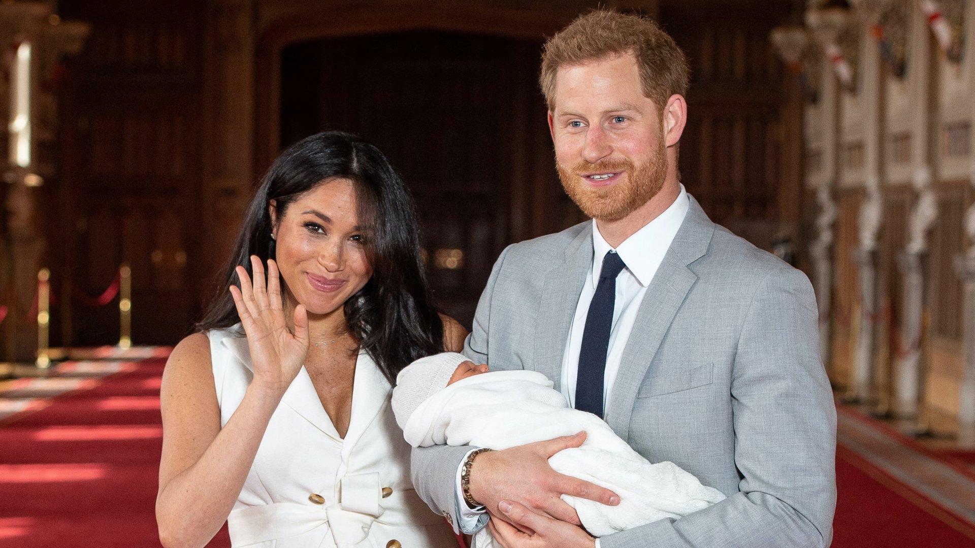 Harry brit herceg és felesége, Meghan, újszülött kisfiukkal, Archie Harrison Mountbatten-Windsorral a Windsor kastély Szent György-termében, Windsorban 2019. május 8-án