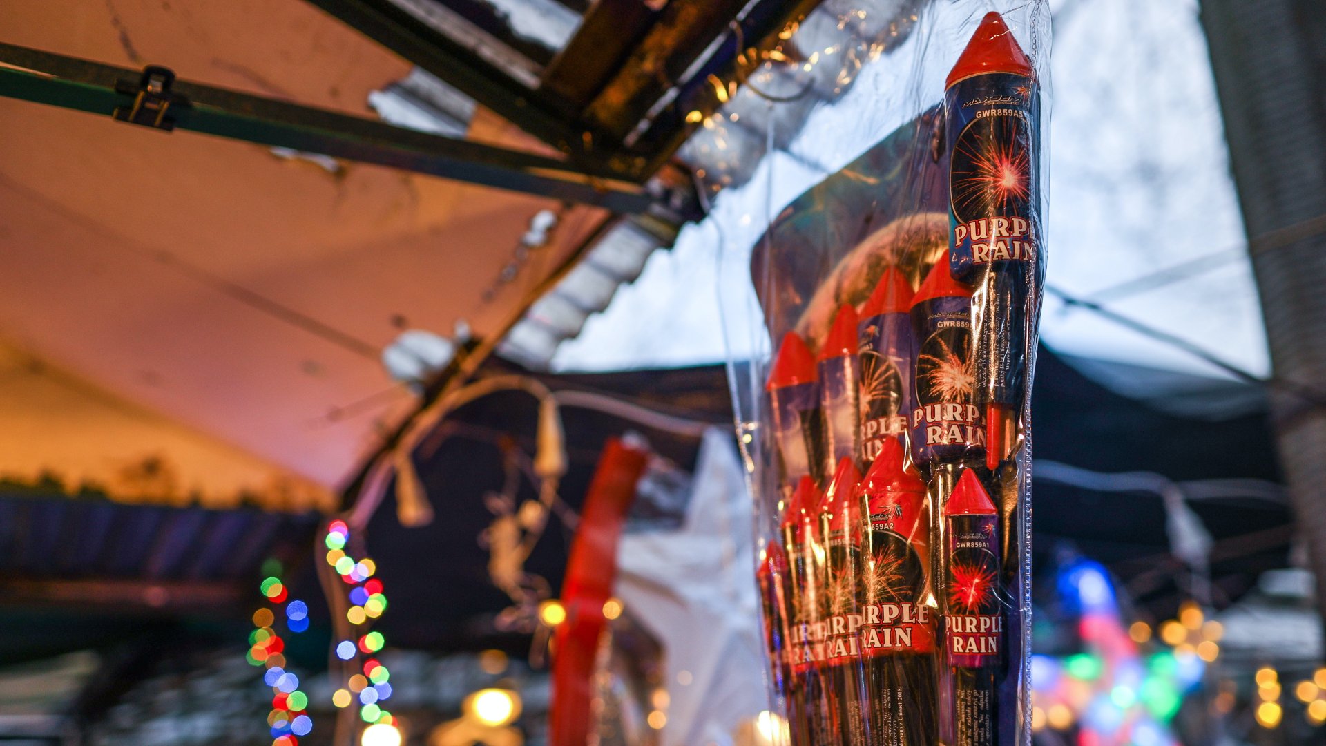 Petárdákat árulnak szilveszterre Krakkóban 2021. december 30-án