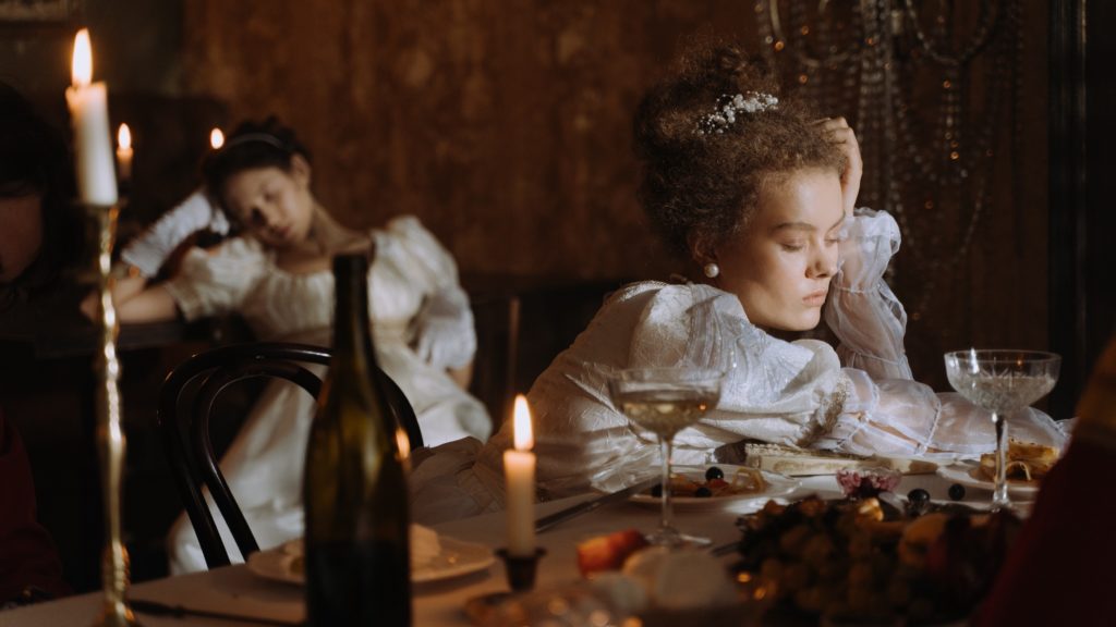 Korhűen felöltözött másnapos nők alszanak 