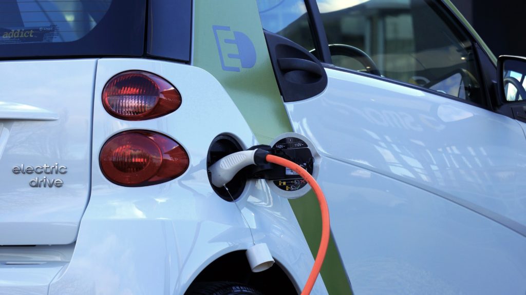 Villanyautó a töltőállomáson