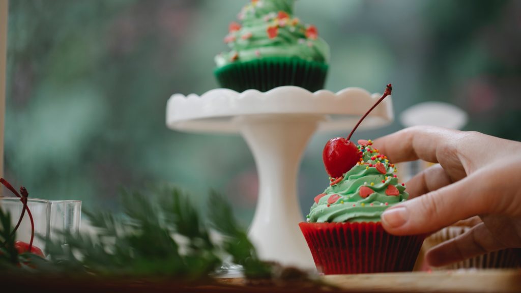 Süteményt tesz az asztalra egy nő