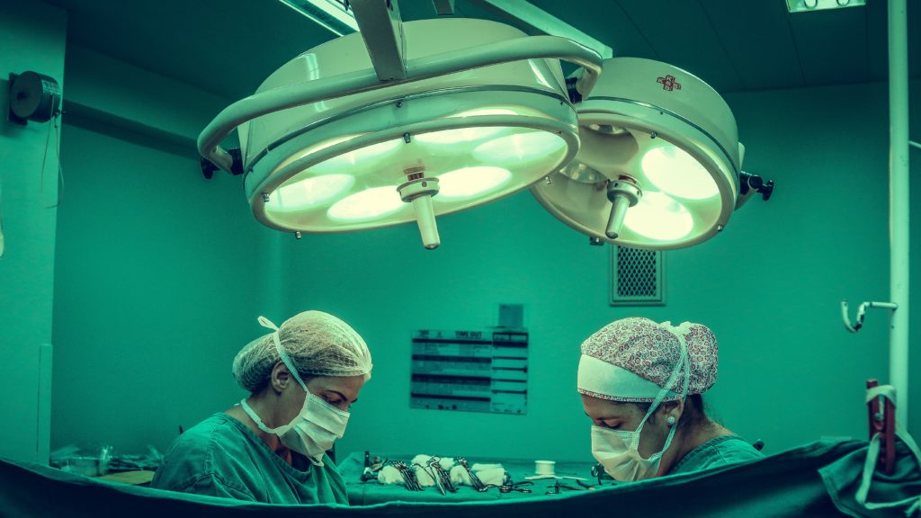 Két orvos a műtőben operál