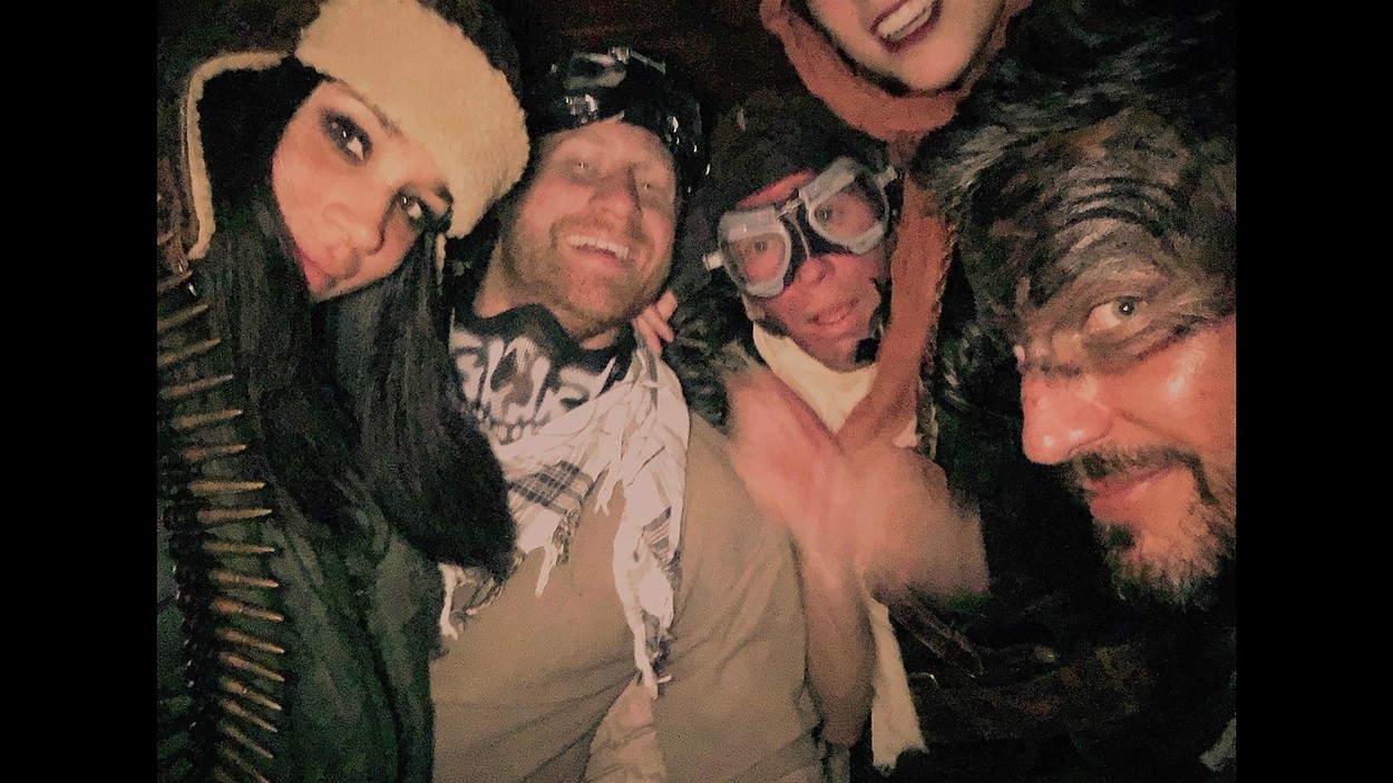 Harry herceg és Meghan Markle bulizik