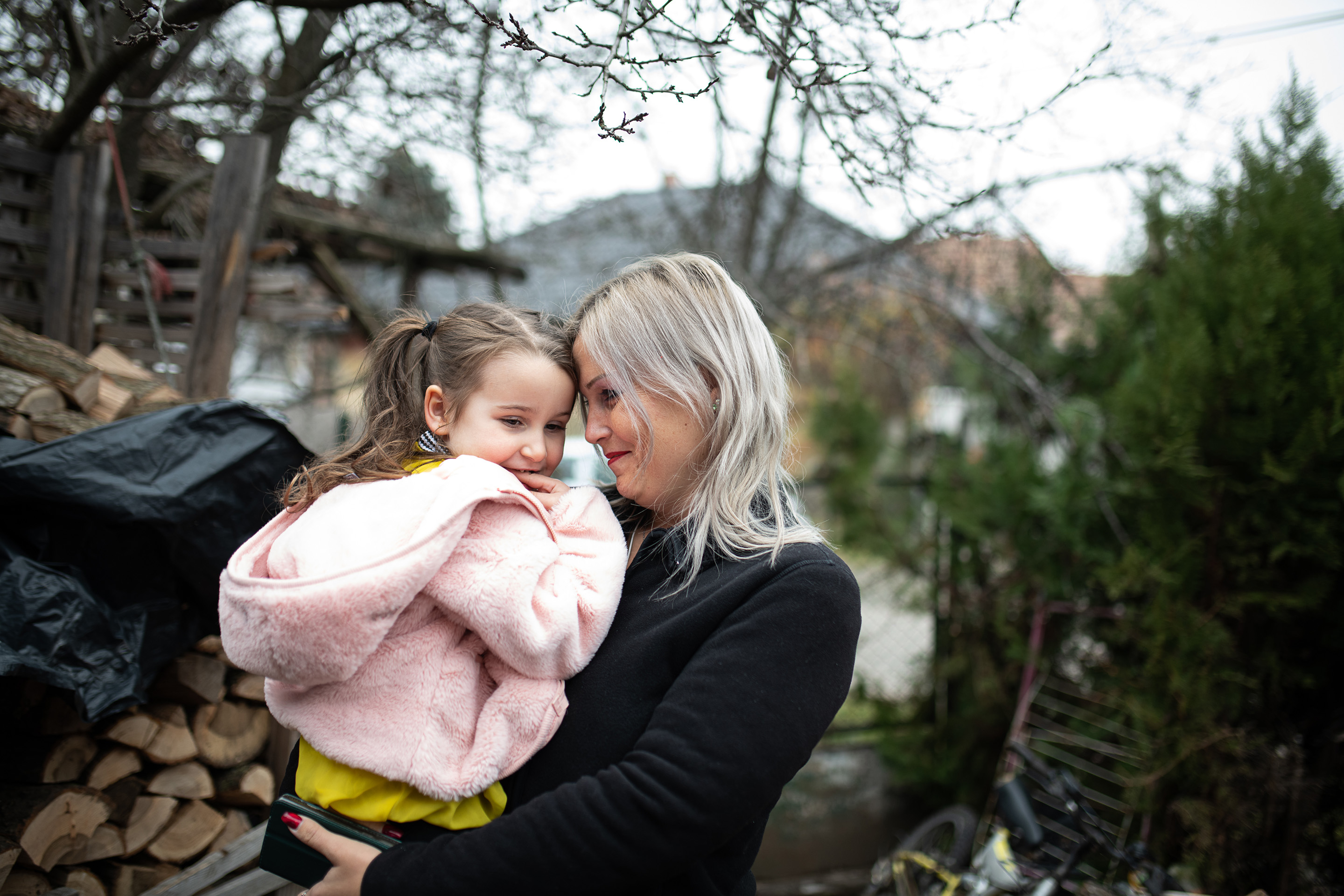 Eszter az egyik kislánnyal