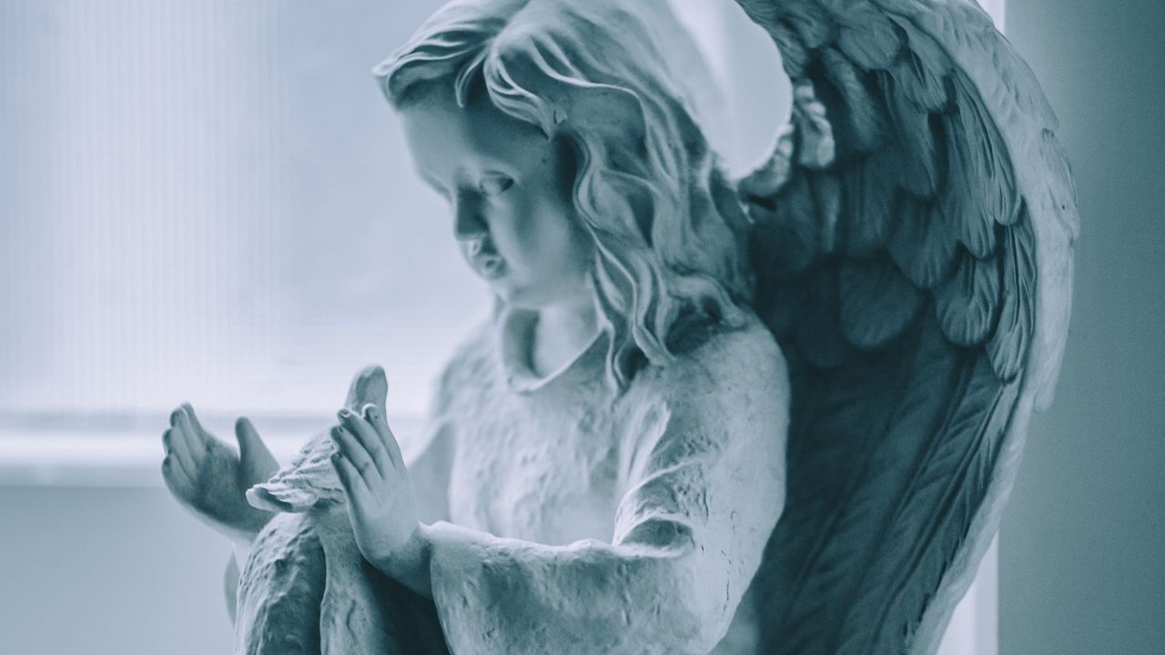 Angyal szobor madárral