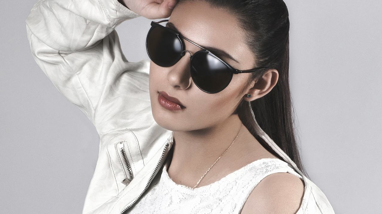 Napszemüveges lány