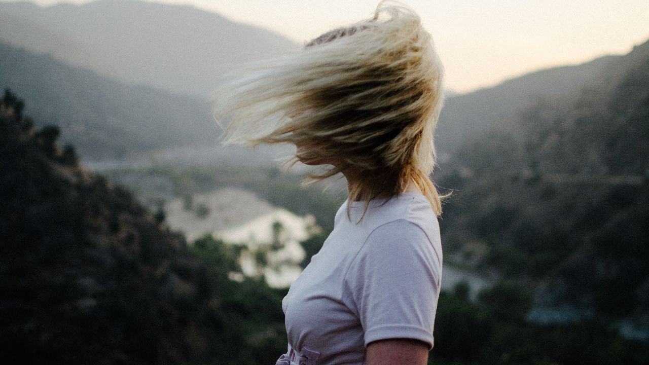 Nő szélfújt hajjal