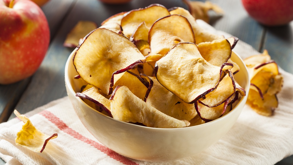 Így készül olaj nélküli fritőzben az almachips