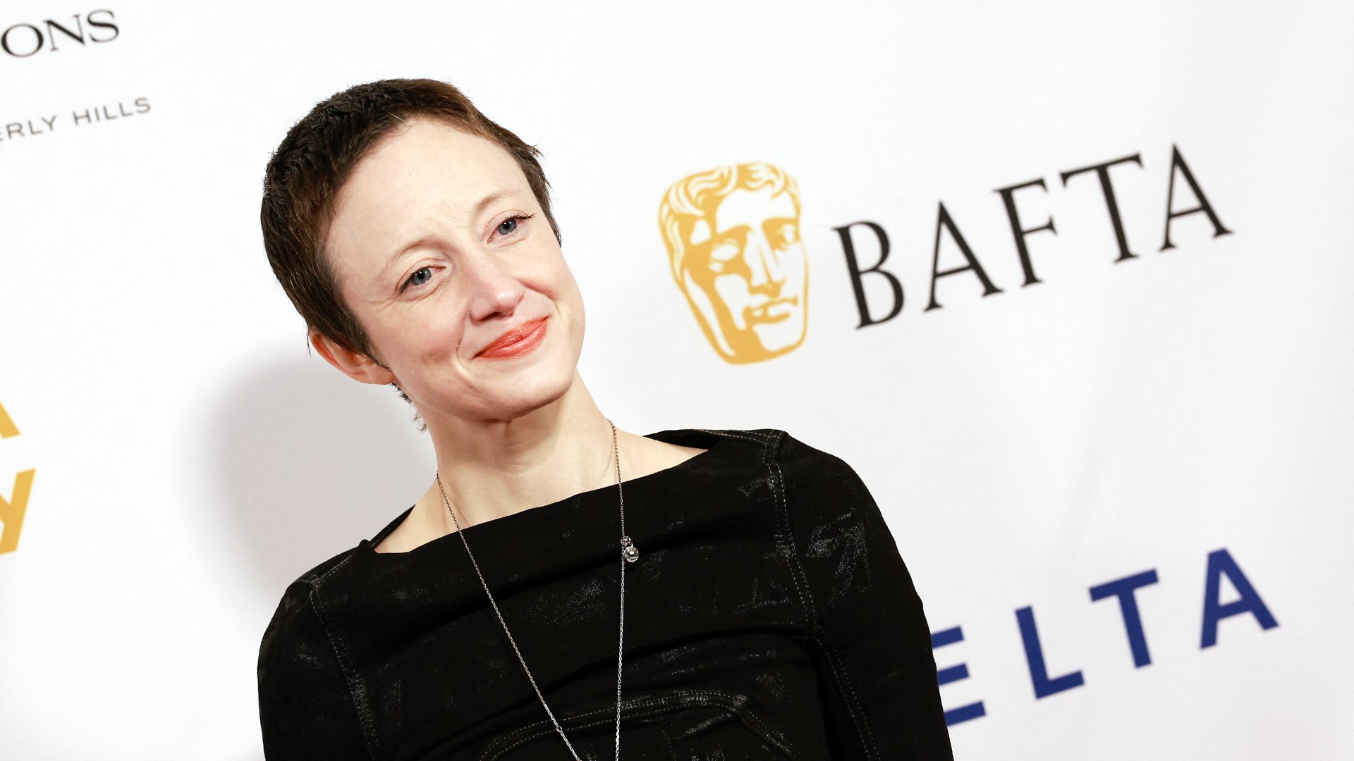 Andrea Riseborough angol színésznő érkezik a BAFTA Tea Partyra a Four Seasons Hotelbe Los Angelesben, Kaliforniában 2023. január 14-én