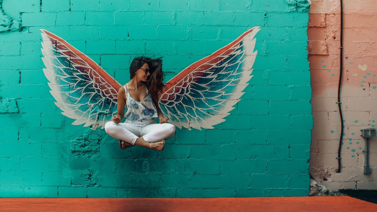 Lebegő lány színes szárnyakkal