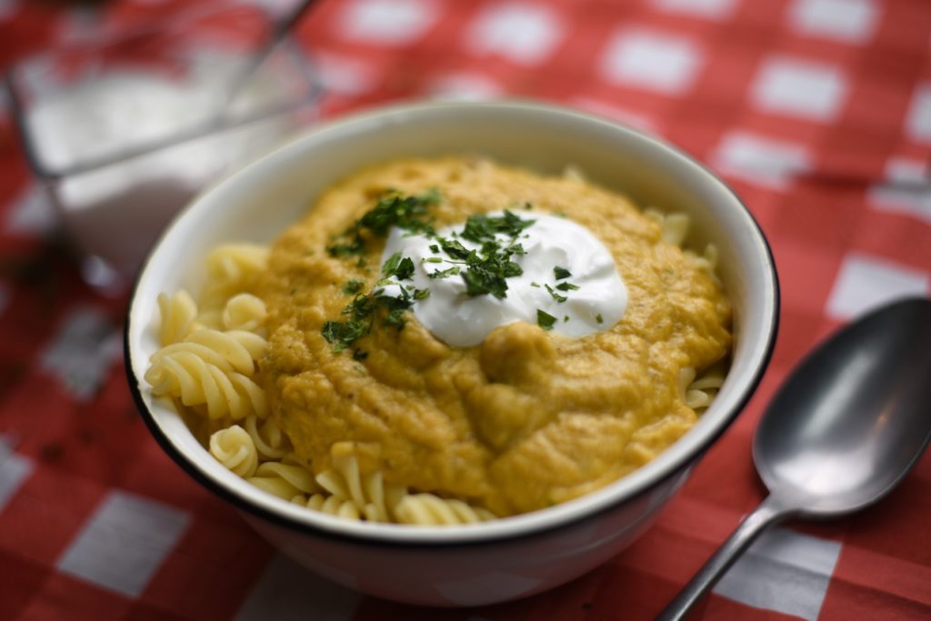 Vadasmártás tejföllel, főtt tésztával