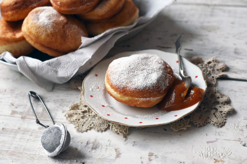 Hagyományos farsangi fánk lekvárral