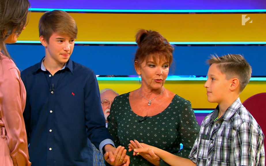 Dzsupin Ibolya az unokáival