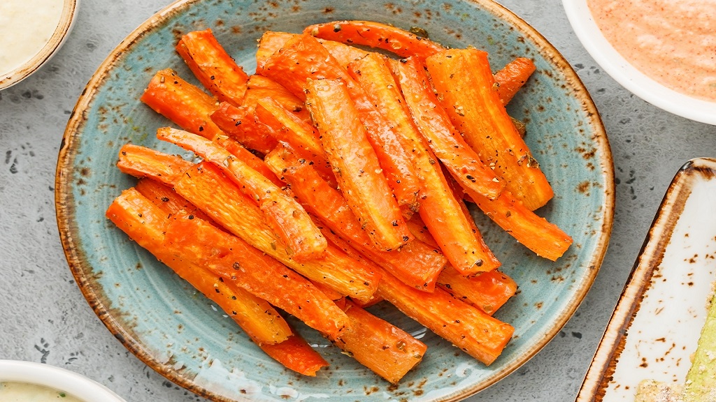 Fűszeres réparudak kék tányéron