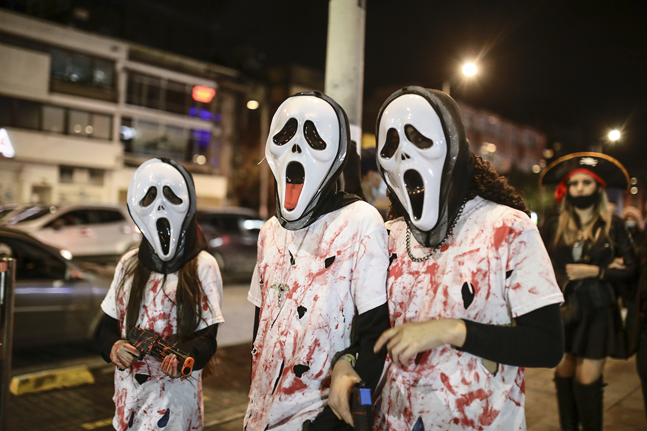 Sikoly állarcos fiatalok egy Halloween-i parádén, Bogotában (Fotó: Juancho Torres/Anadolu Agency via Getty Images)