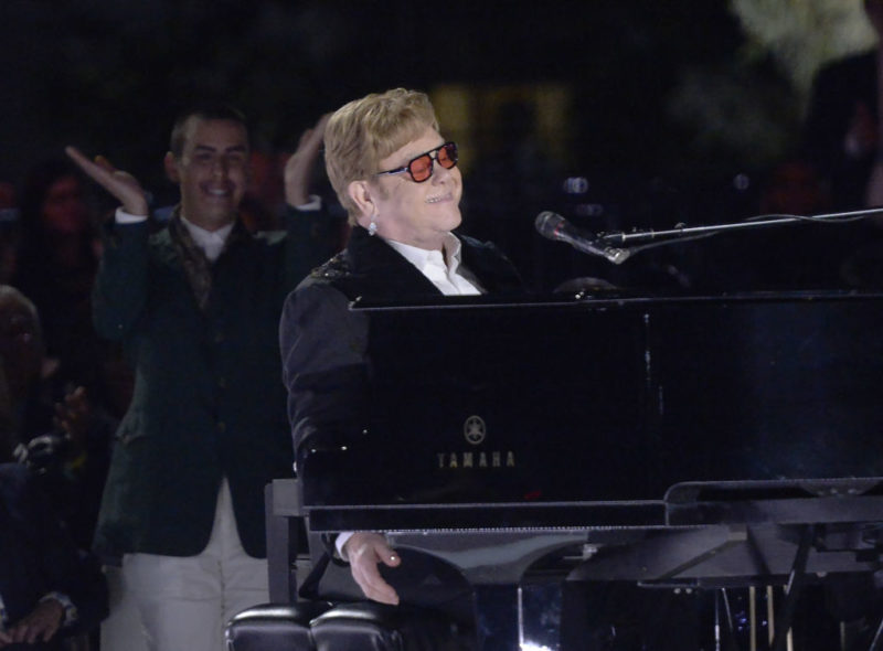 Elton John a zongoránál