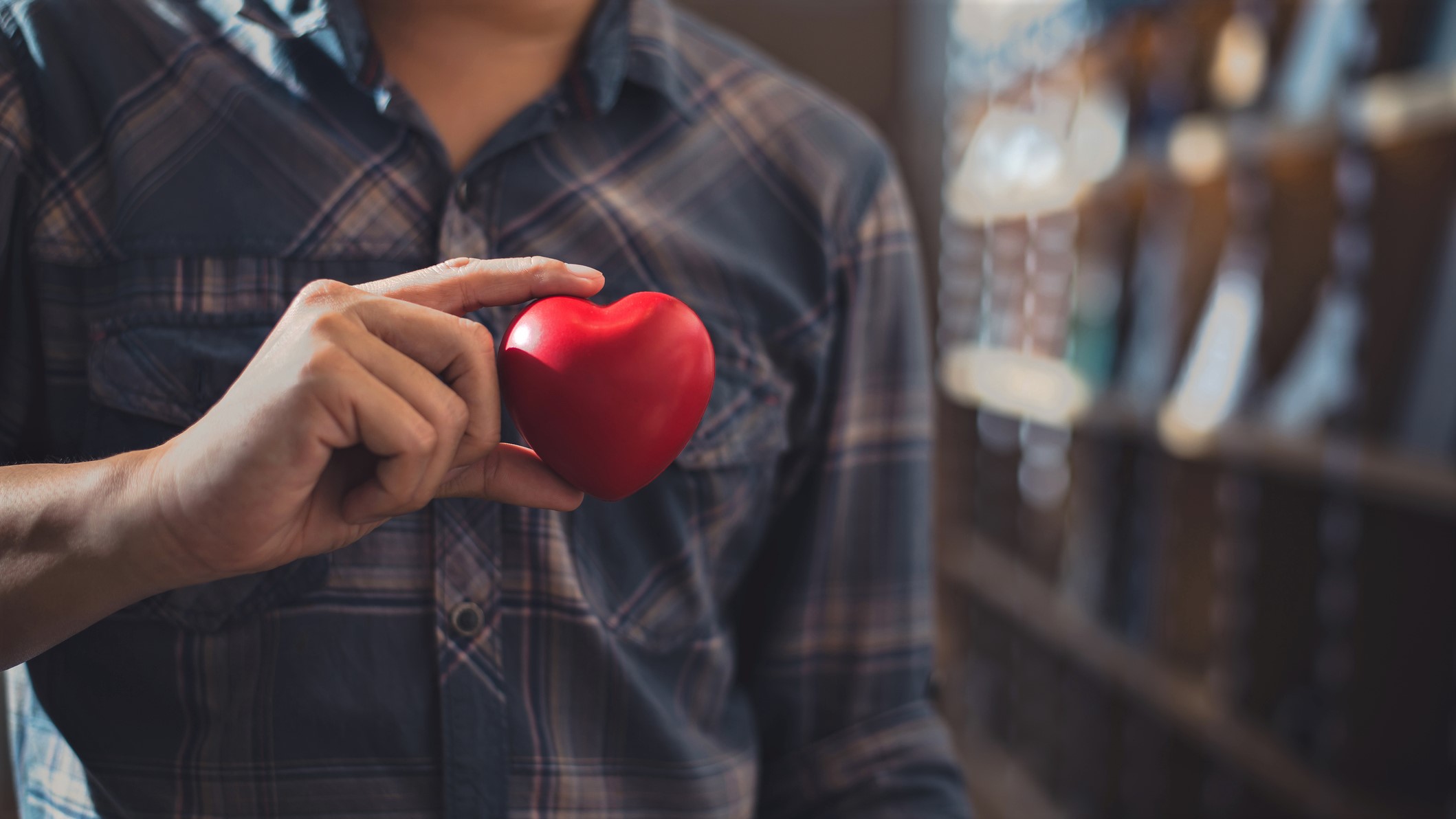 Férfi egy műanyag szívet tart a kezében