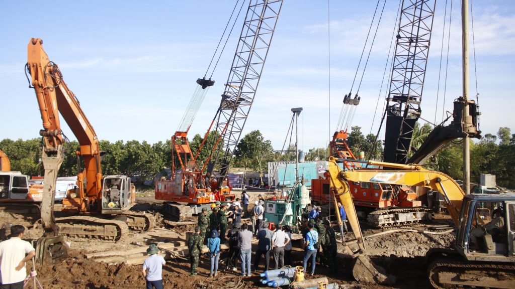 Mentőalakulatok tagjai munkagépekkel folytatják a betoncsőbe esett vietnami kisfiú mentését Dong Thap tartományban 2023. január 4-én