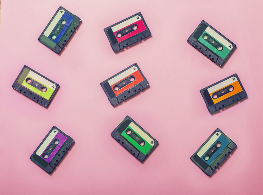 Magnókazetták színes háttéren