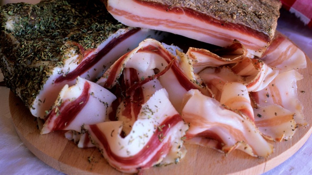 Pancetta egy fatányéron