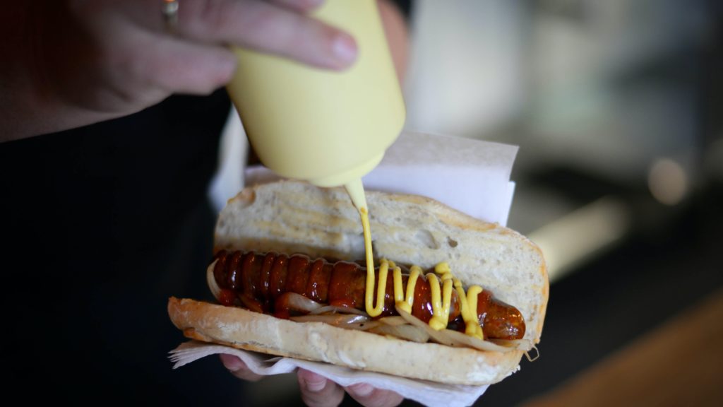 Egy nő hotdogot készít