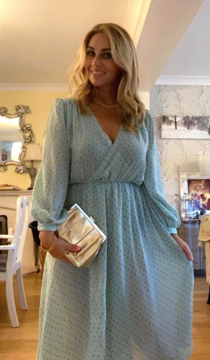 Sarah Kingham kék ruhában