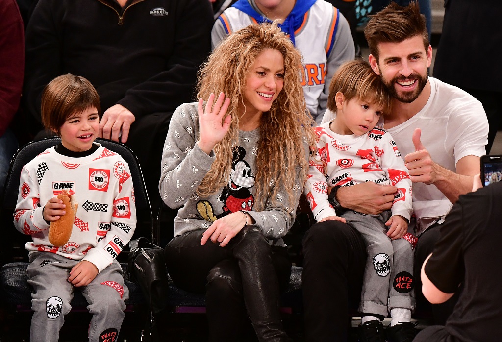 Shakira és Piqué a gyerekeikkel