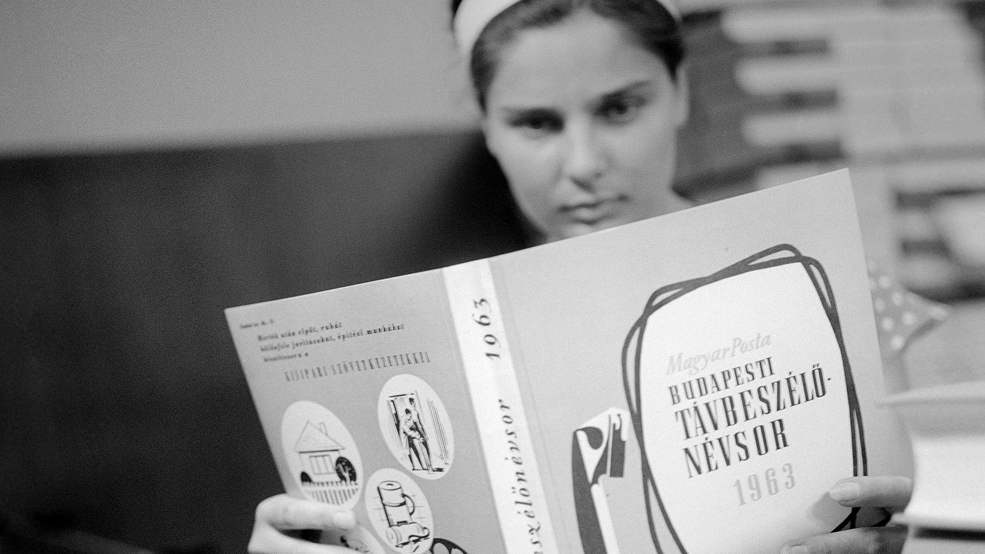 Telefonkönyv elkészült példányát ellenőrzi a Kossuth Nyomda dolgozója